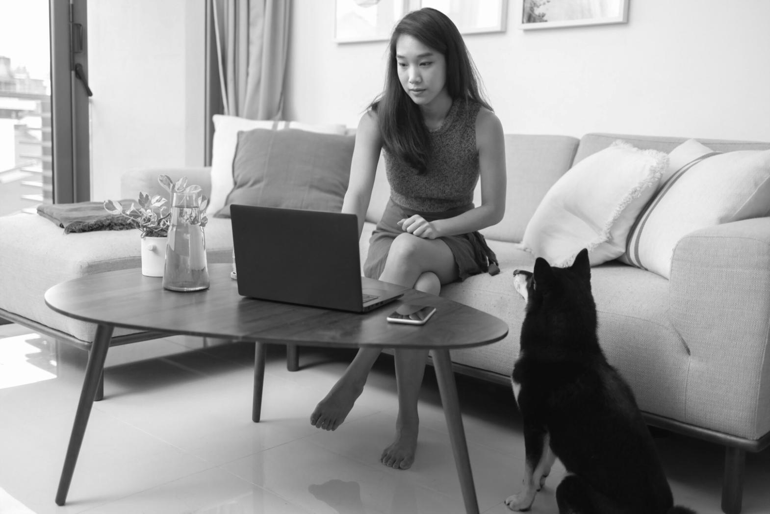 Команда дизайнеров работает над логотипом